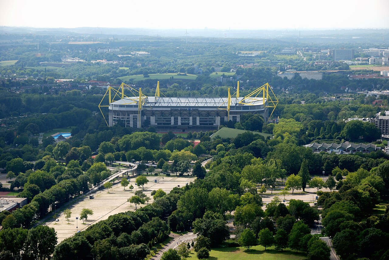 Westfalenstadion mit Grünflächen und Stadt im Hintergrund, fotografiert vom Florianturm